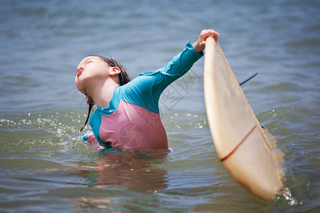 在海里冲浪的小女孩图片