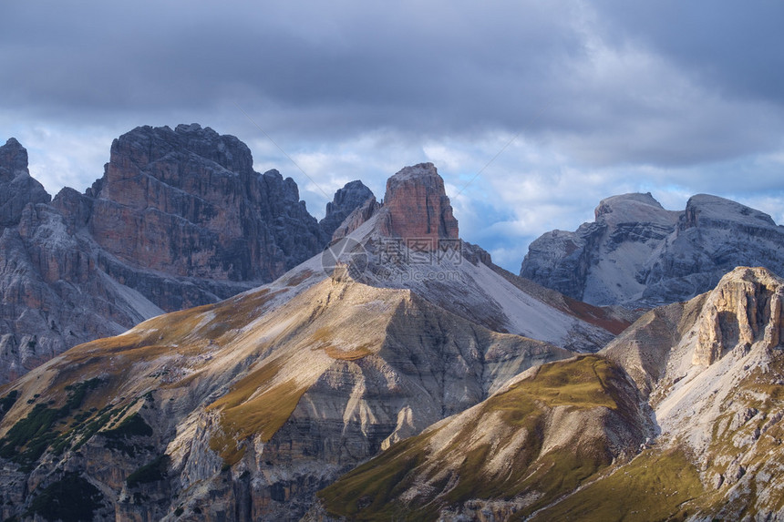 白云岩的山全景与cloudsItaly图片