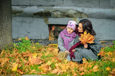 在秋天和女儿玩得开心却又在秋天大摇摆图片