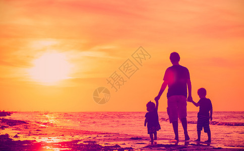 日落时父亲与小儿子和女儿图片
