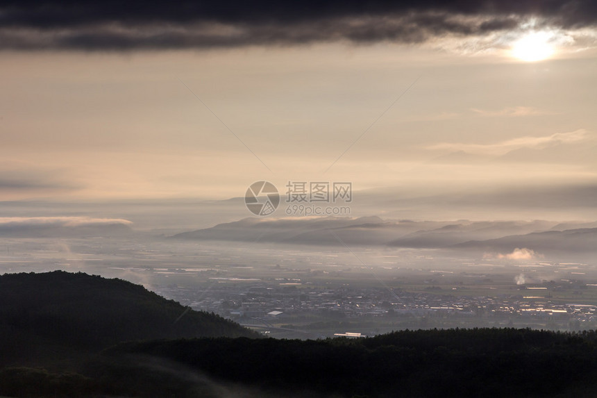 日落时从富士山看到的日本风景全图片