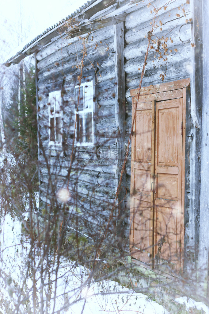 郊区冬季风景有一座旧木屋和图片