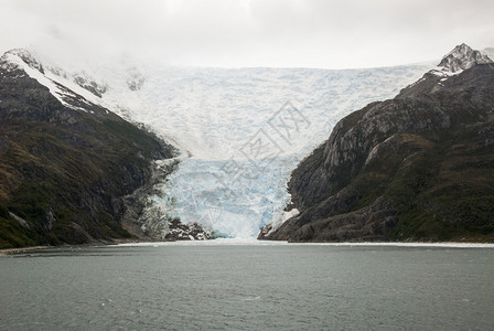 在冰川胡同巡航阿根廷巴塔哥尼亚美丽的山脉冰图片