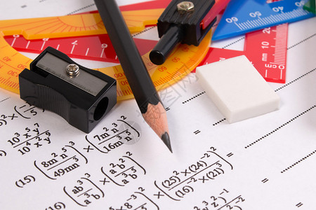 数学二次方程概念用于数学的习用品带有数学设备的数学绘图工具与学校用品图片
