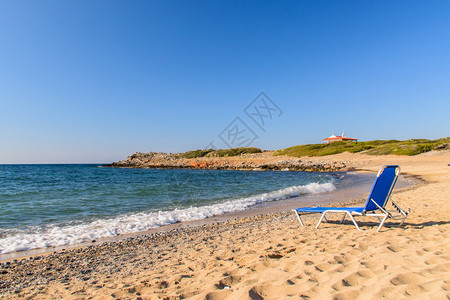 海边的海湾和沙滩椅图片