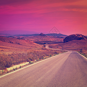西班牙日落Instagram效果的西班牙日落山丘中图片