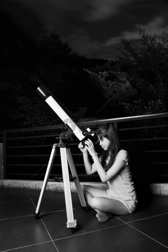 女孩通过望远镜图片