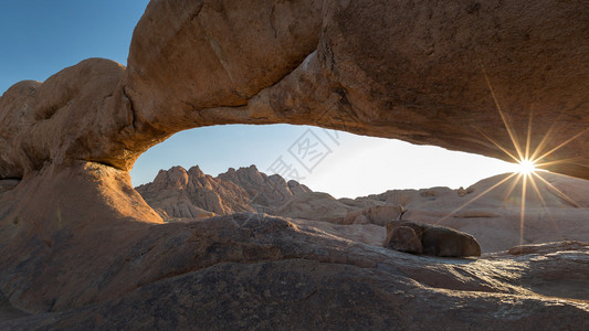 纳米比亚的Spitzkoppe自然保护区图象石由氧化铁图片