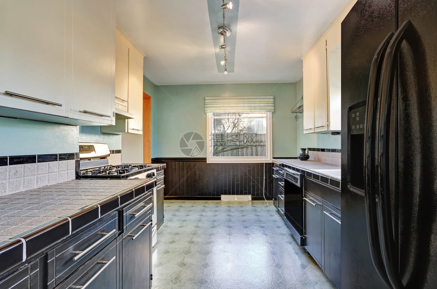 改造后的厨房间采用美国平房的黑色和绿色调图片