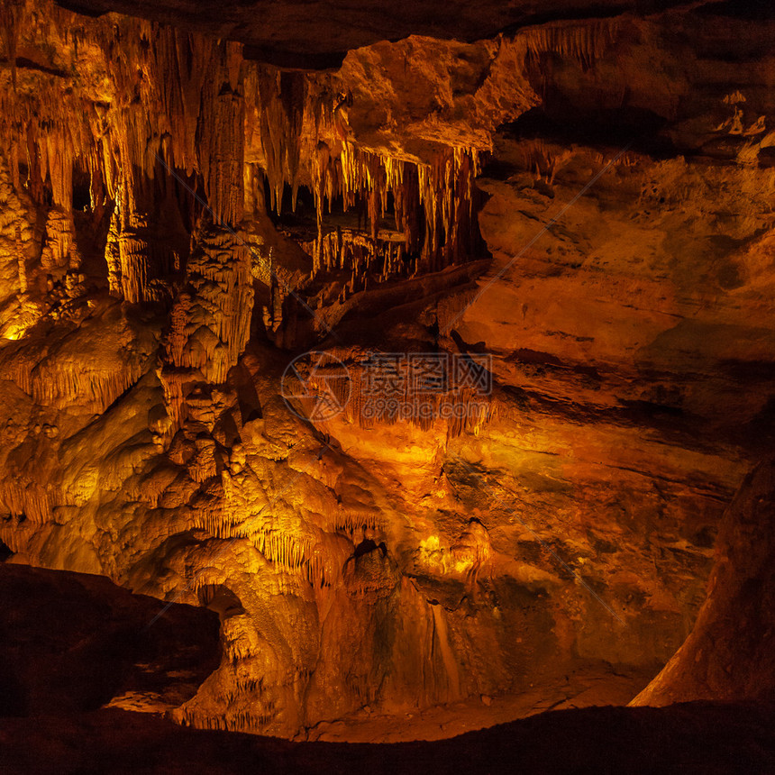 美国弗吉尼亚Lurray洞穴镜像池中有反射的粉状物和stala图片
