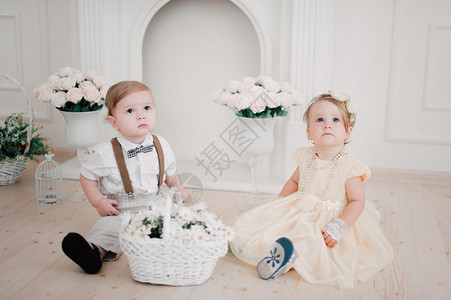 两个婴儿男孩和女孩打扮图片