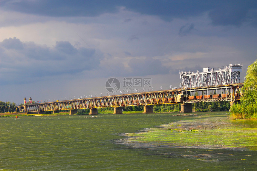 在克雷门楚河横跨Dnieper河的桥梁和图片