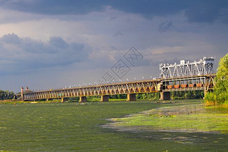 在克雷门楚河横跨Dnieper河的桥梁和图片