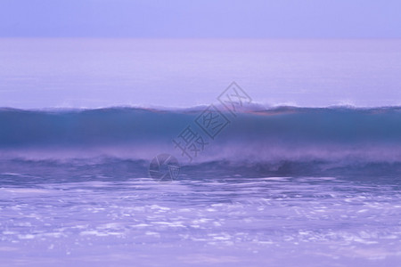 用于哥斯达黎加太平洋海岸移动波浪以缓慢的百开速度照明的日图片