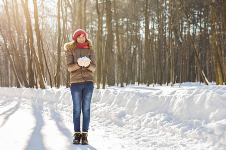 女孩在公园里玩雪冬季时间图片