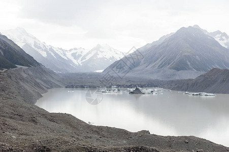 塔斯曼冰川观点的一个人新西兰最长的冰川开始和冰与终端湖奥拉基库克山公图片