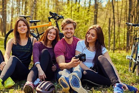 在森林里骑自行车后放松的一群人图片