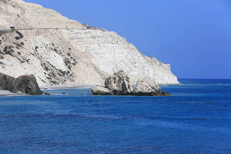 白色的岩石和蓝色的大海塞浦路斯图片