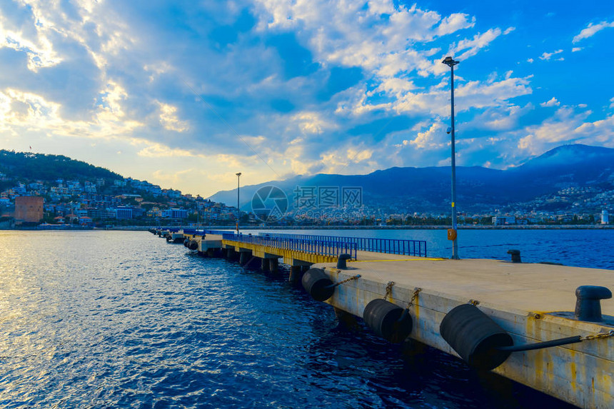 土耳其艾伦亚海港入口处长码头和山地风景土图片