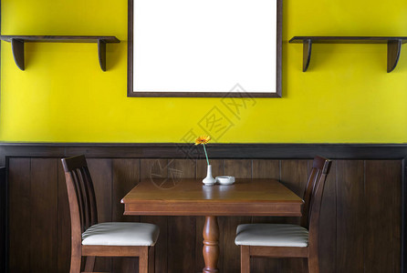 豪华餐厅装有黄色墙壁大相图片