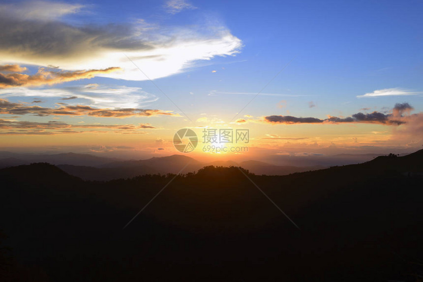 在山的日落与黄昏场面图片