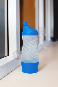 窗台上的蓝色塑料运动水壶图片