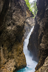 Leutasch峡谷的野生瀑布图片