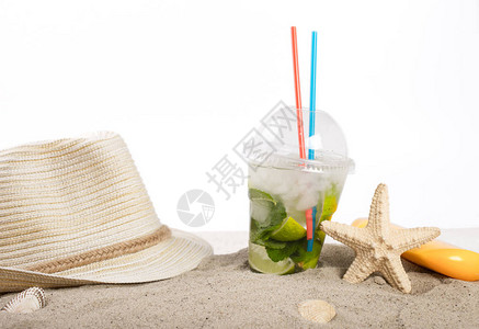 夏日鸡尾酒沙中的沙饰品在白色图片