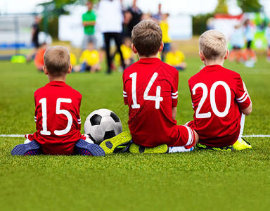 儿童足球运动员儿童足球队小男孩在体育图片