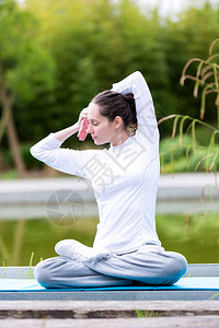 在绿公园做瑜伽的年轻有健身魅力女图片