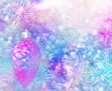 用五颜六色的漂亮玩具装饰的圣诞树图片