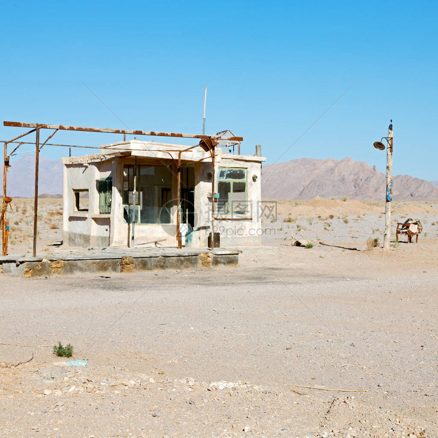 在Iran老旧的加油站沙漠山地图片