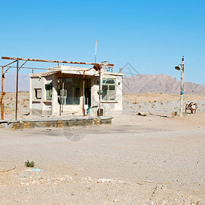 在Iran老旧的加油站沙漠山地图片