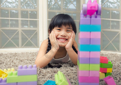 快乐的小女孩玩建筑玩具积木建塔孩子们玩图片