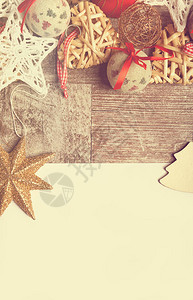 底部的圣诞装饰品和字母背景图片