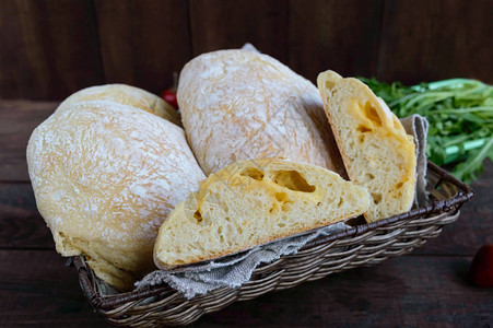 Ciabatta配上芝士酱新鲜的意大利白面包图片