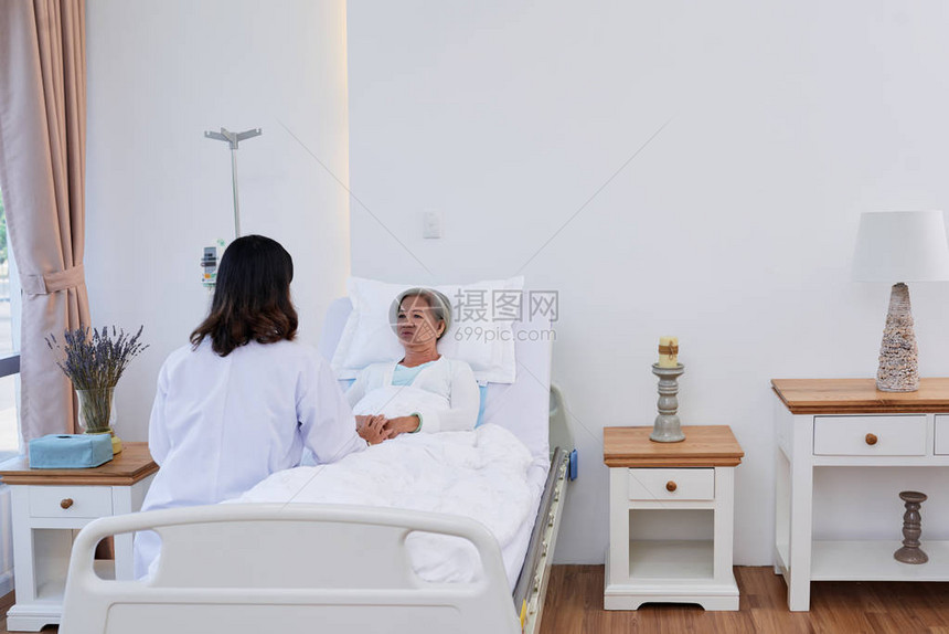 护士在病房里与女病人交谈图片