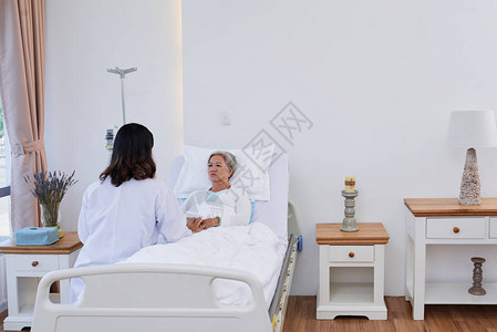 护士在病房里与女病人交谈图片