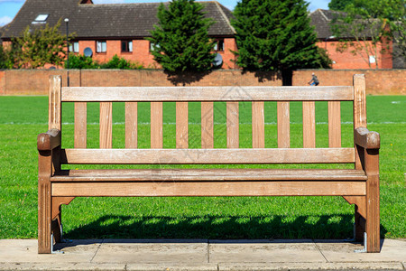 公园里的公共长木凳图片