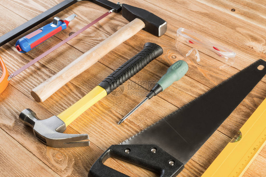 木制表面有多种修理工具木制桌图片