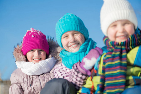 三个快乐的孩子在冬季公园玩得开心图片