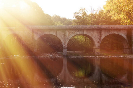 阳光下的石桥秋日的夕阳图片
