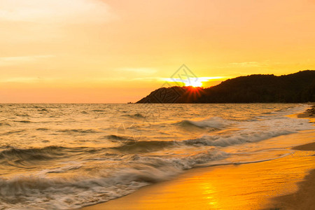 海上日落泰国美丽的海滩图片