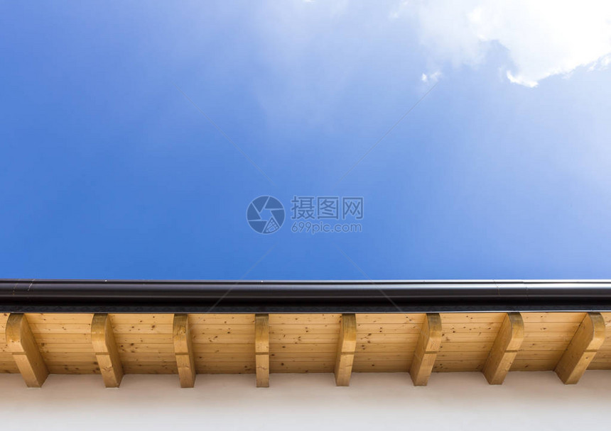 新房子的低角度视图有木屋顶在清蓝图片