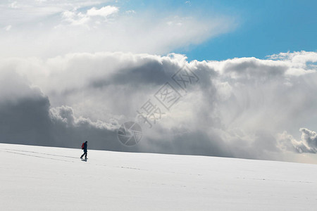 雪白清澈的表面直到平坦的地平线和美丽的云景图片