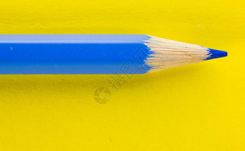 黄色背景宏上的蓝色铅笔图片