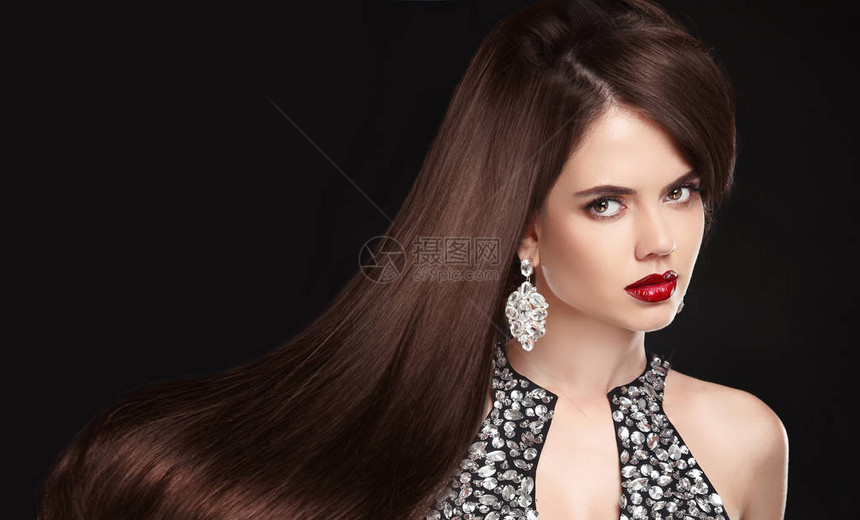 时尚肖像长着健康卷发的黑发女孩红唇妆昂贵的耳环首饰漂亮的模特与闪亮的棕色发型隔离图片