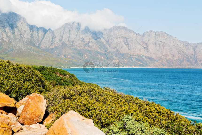 在南非洲海岸线模糊的南部离山边的印度洋和海滩很近的地方图片