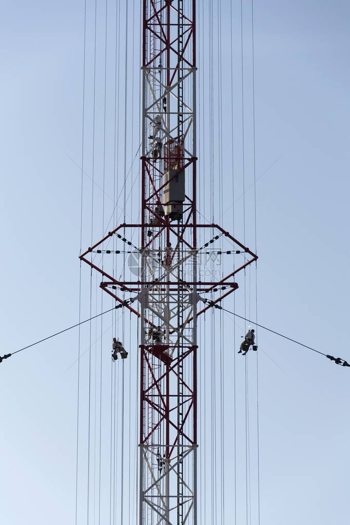 男子绘画捷克建造最高无线电发射塔的建筑设计图片