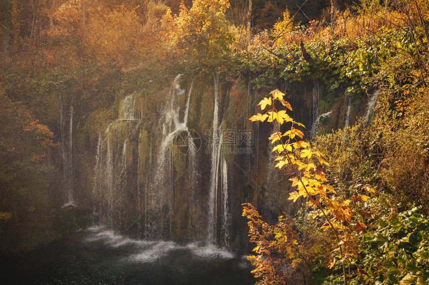 普利维茨湖泊公园秋天地貌和瀑布图片